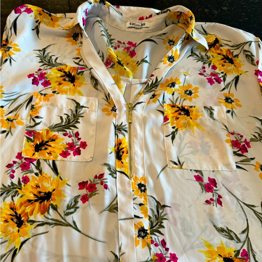 Short sleeve Express flowery blouse